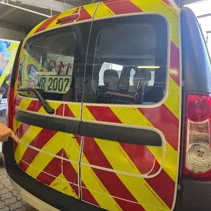 Heckwarnmarkierung Kastenwagen – Einsatz- & Sonderfahrzeuge von Münch Werbetechnik