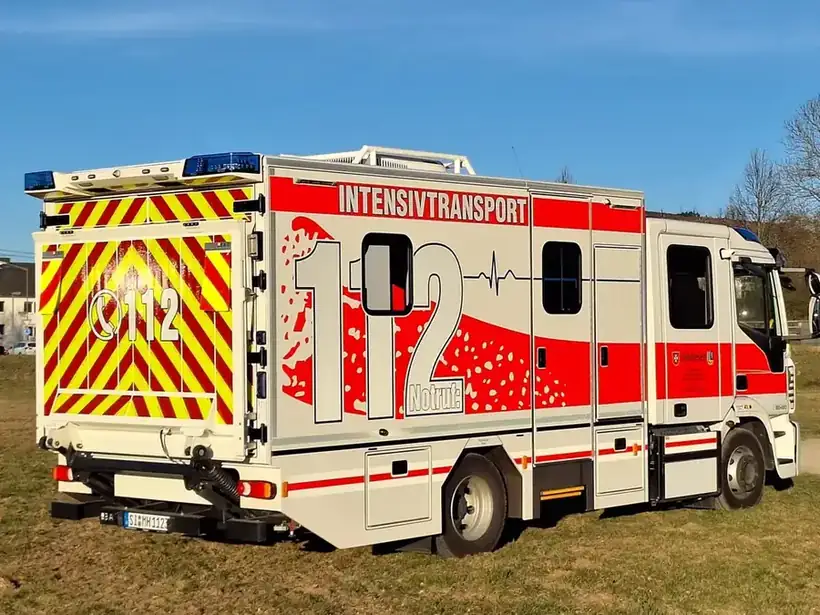 Intensivtransport RTW Heck – Einsatz- & Sonderfahrzeuge von Münch Werbetechnik Siegen