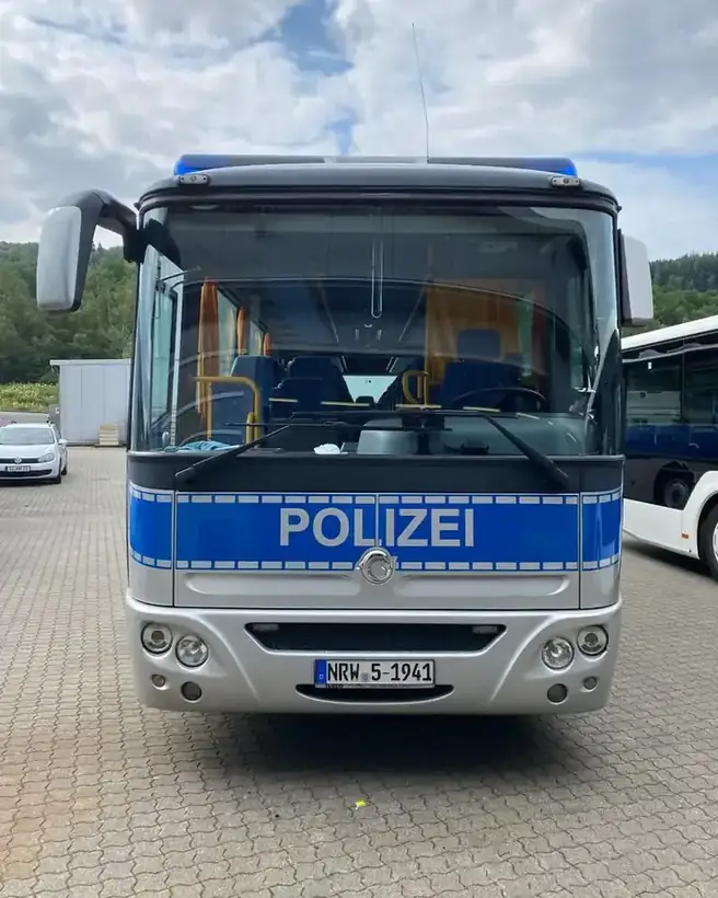 Polizeibus Frontansicht – Einsatz- & Sonderfahrzeuge von Münch Werbetechnik Siegen