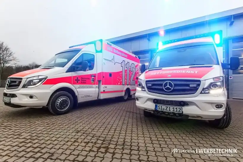Rettungswagen DRK Flotte – Einsatz- & Sonderfahrzeuge von Münch Werbetechnik