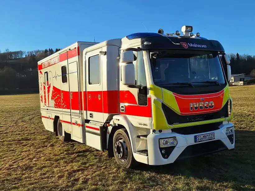 Rettungswagen Iveco Frontansicht – Einsatz- & Sonderfahrzeuge von Münch Werbetechnik Siegen