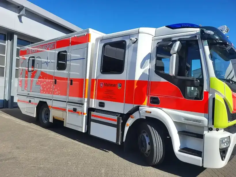 Rettungswagen Iveco Konturmarkierung – Einsatz- & Sonderfahrzeuge von Münch Werbetechnik Siegen