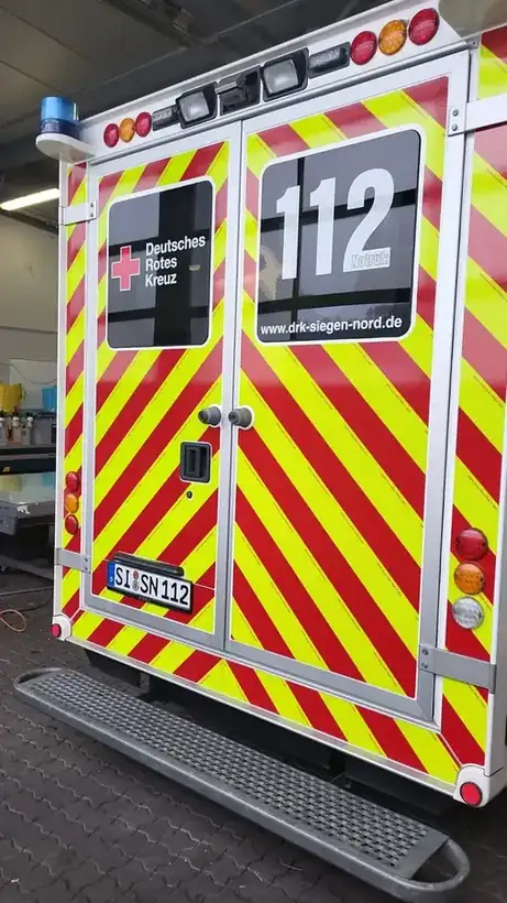 RTW Heck 112 DRK – Einsatz- & Sonderfahrzeuge von Münch Werbetechnik Siegen