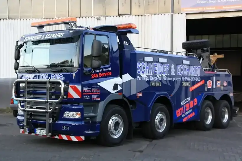 Abschleppwagen Schneider und Eckhardt – Fahrzeugbeschriftung von Münch Werbetechnik Siegen