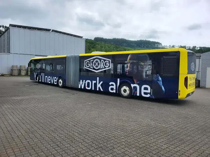 Bus Georg Vollfolierung – Fahrzeugbeschriftung von Münch Werbetechnik Siegen