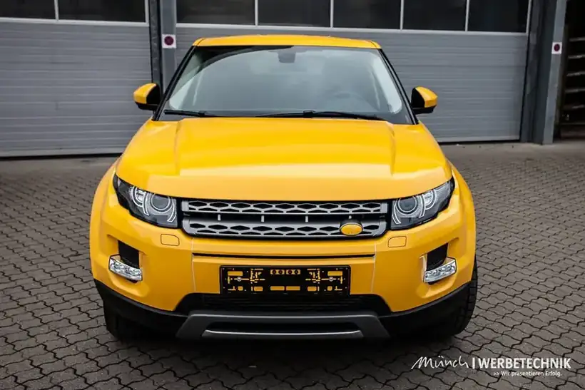 Evoque gelb frontal – Fahrzeugbeschriftung von Münch Werbetechnik Siegen