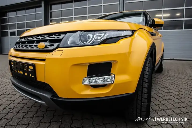 Evoque gelb Frontansicht – Fahrzeugbeschriftung von Münch Werbetechnik Siegen