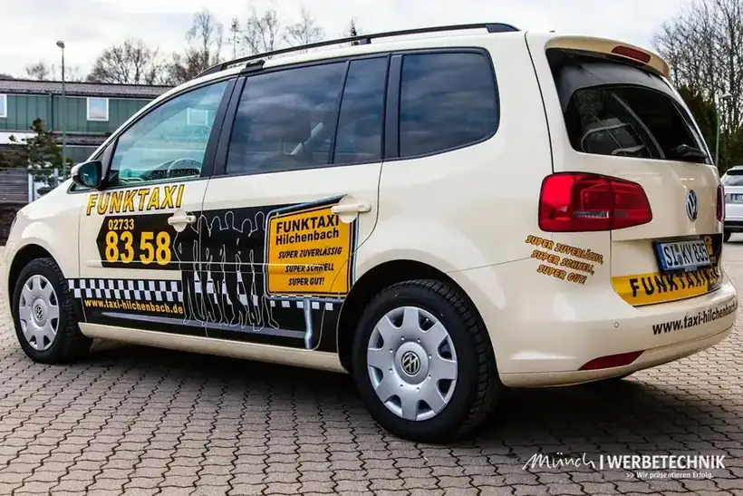 Funktaxi VW Touran – Fahrzeugbeschriftung von Münch Werbetechnik Siegen