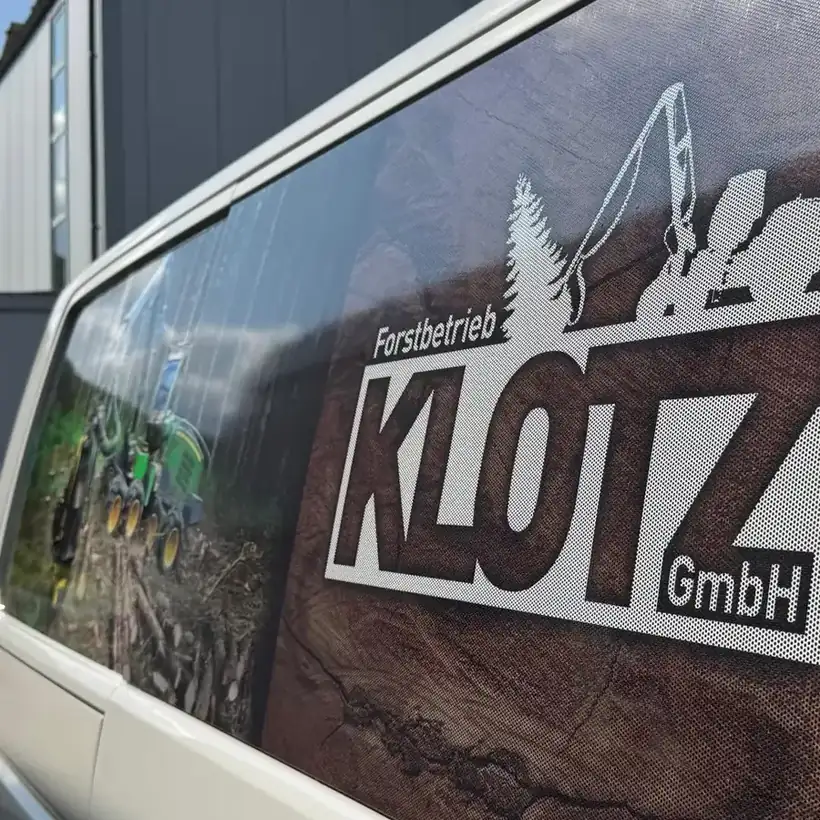 Heckscheibe Forstbetrieb Klotz – Fahrzeugbeschriftung von Münch Werbetechnik Siegen