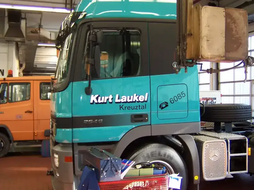 LKW-Fahrerhaus Kurt Laukel – Fahrzeugbeschriftung von Münch Werbetechnik Siegen