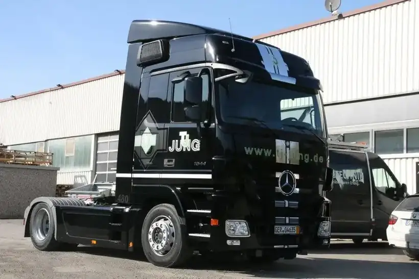 LKW Zugmaschine Jung – Fahrzeugbeschriftung von Münch Werbetechnik