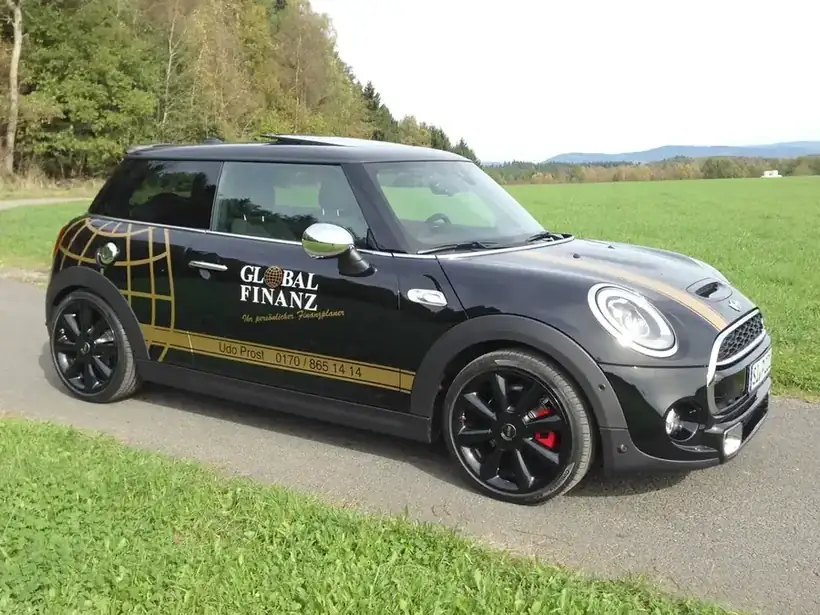 Mini Global Finanz Seite – Fahrzeugbeschriftung von Münch Werbetechnik Siegen