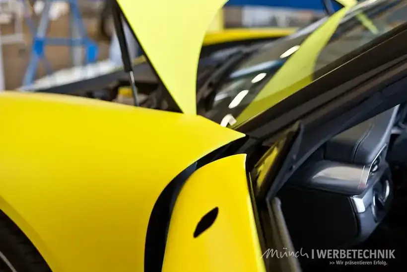 Porsche Türdetail gelb – Fahrzeugbeschriftung von Münch Werbetechnik Siegen