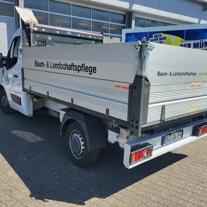 Pritschenwagen Jung Landschaftspflege – Fahrzeugbeschriftung von Münch Werbetechnik