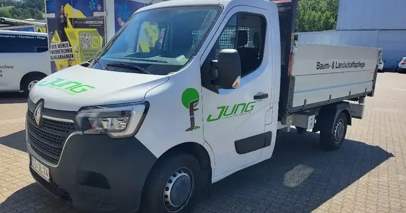 Pritschenwagen Jung Seitenansicht – Fahrzeugbeschriftung von Münch Werbetechnik Siegen