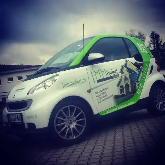 Smart IMMPerfect beklebt – Fahrzeugbeschriftung von Münch Werbetechnik Siegen