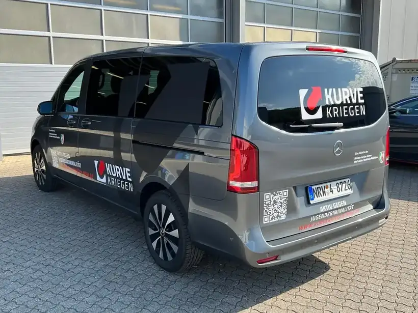 Transporter Heckansicht Kurve Kriegen – Fahrzeugbeschriftung von Münch Werbetechnik Siegen