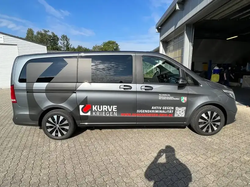 Transporter Kurve Kriegen – Fahrzeugbeschriftung von Münch Werbetechnik Siegen