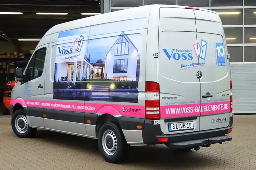 Transporter Voss Bauelemente – Fahrzeugbeschriftung von Münch Werbetechnik Siegen