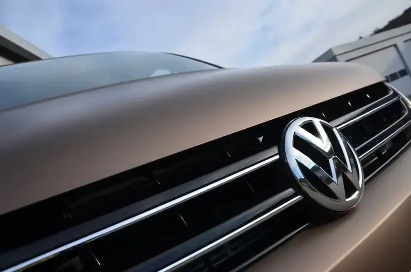 VW Front mattbraun foliert – Fahrzeugbeschriftung von Münch Werbetechnik Siegen