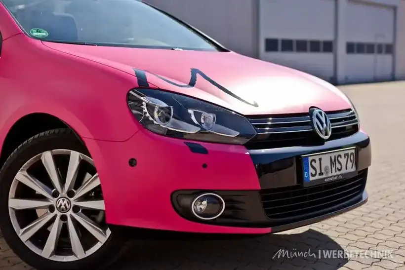 VW Golf Cabrio pink Front – Fahrzeugbeschriftung von Münch Werbetechnik Siegen