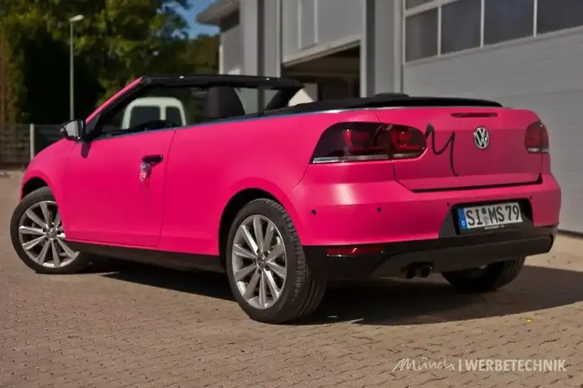 VW Golf Cabrio pink Heck – Fahrzeugbeschriftung von Münch Werbetechnik Siegen