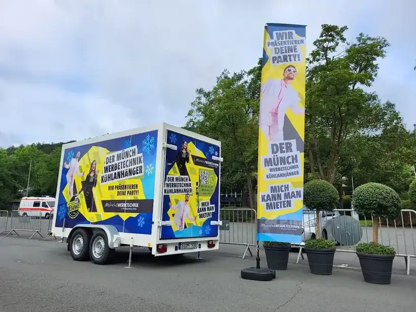 Werbeanhänger mit Beachflags – Fahrzeugbeschriftung von Münch Werbetechnik Siegen