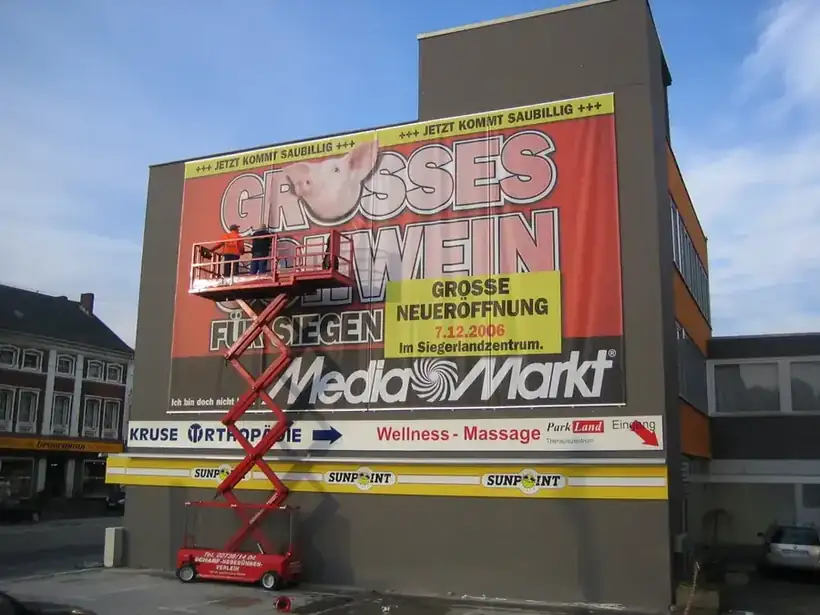 Fassadenwerbung MediaMarkt Siegen – Glas, Fassade & Gebäude von Münch Werbetechnik Siegen
