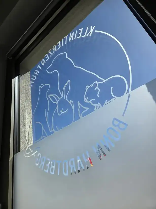 Glasbeschriftung Kleintierzentrum Logo – Glas, Fassade & Gebäude von Münch Werbetechnik Siegen