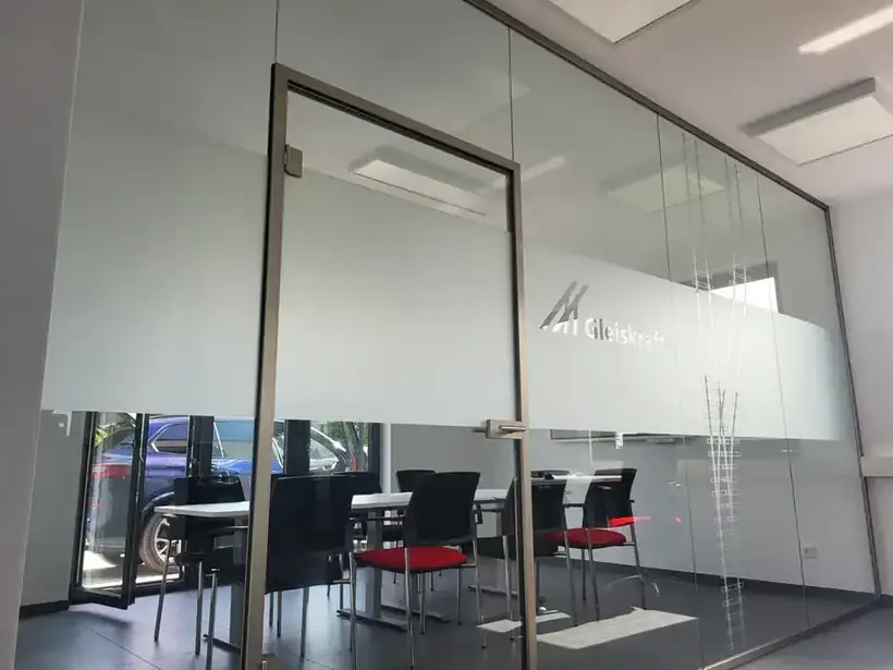 Glaswandbeschriftung Büro – Glas, Fassade & Gebäude von Münch Werbetechnik Siegen
