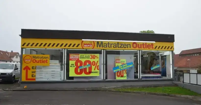 Schaufensterbeklebung Matratzen Outlet – Glas, Fassade & Gebäude von Münch Werbetechnik Siegen