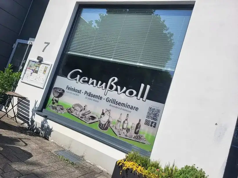 Schaufensterbeschriftung Genußvoll – Glas, Fassade & Gebäude von Münch Werbetechnik Siegen