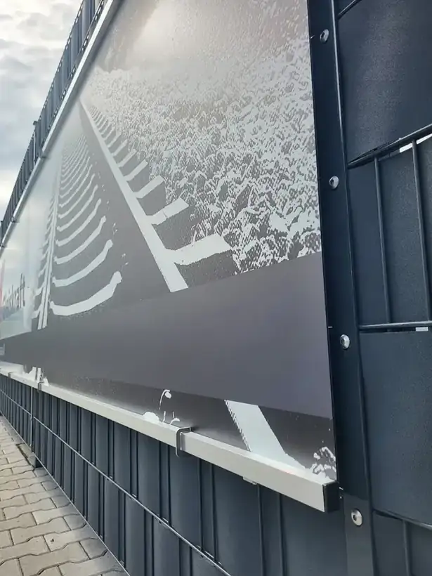Zaunbanner Detail Gleiskraft – Glas, Fassade & Gebäude von Münch Werbetechnik Siegen