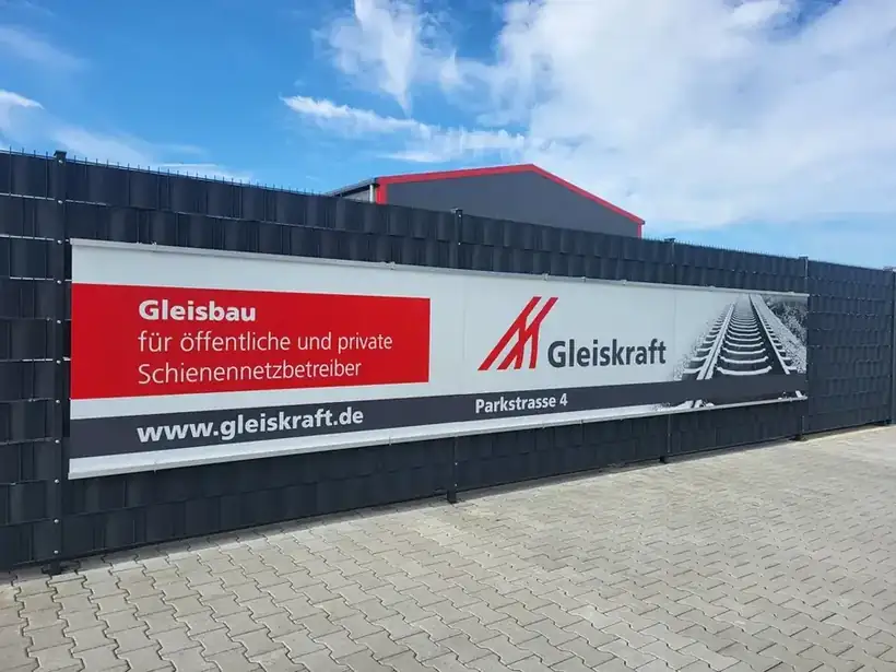 Zaunbanner Gleiskraft – Glas, Fassade & Gebäude von Münch Werbetechnik Siegen
