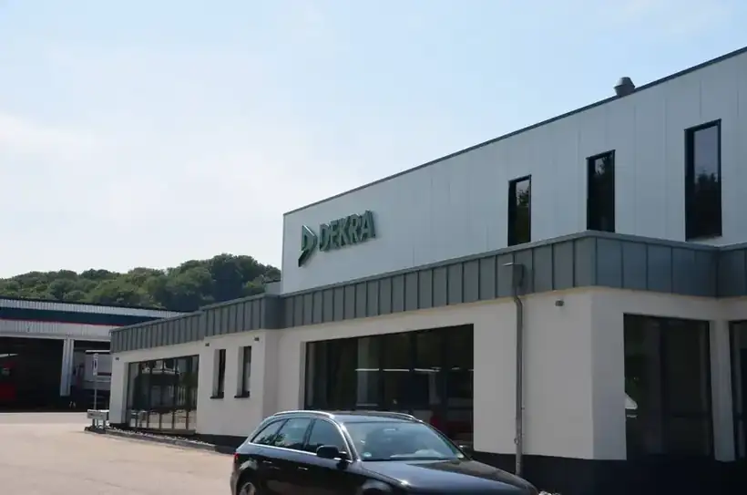 DEKRA Gebäudewerbung – Licht- & Außenwerbung von Münch Werbetechnik Siegen