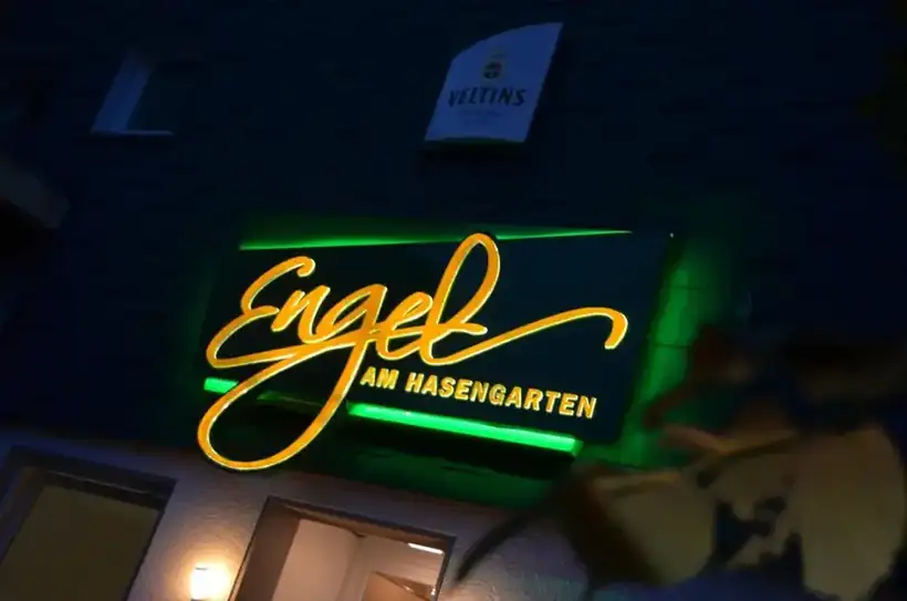 Engel Fassadenleuchtschrift – Licht- & Außenwerbung von Münch Werbetechnik Siegen