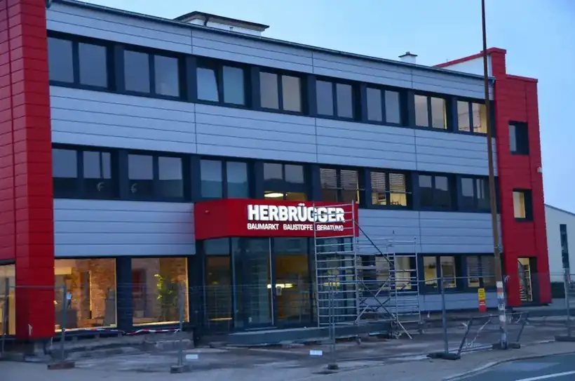 Fassadenanlage Herbrügger Baumarkt – Licht- & Außenwerbung von Münch Werbetechnik Siegen