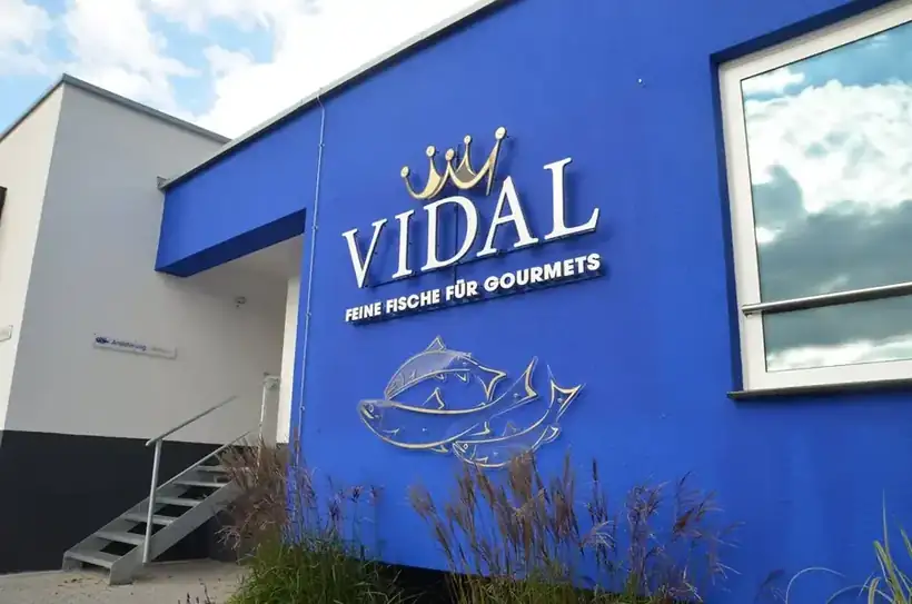 Fassadenanlage Vidal Fische – Licht- & Außenwerbung von Münch Werbetechnik Siegen