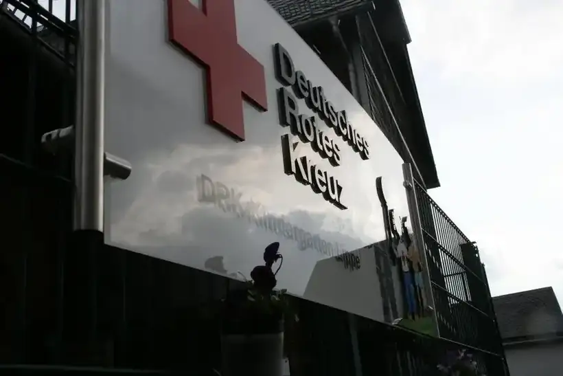 Fassadenbuchstaben Deutsches Rotes Kreuz – Licht- & Außenwerbung von Münch Werbetechnik Siegen