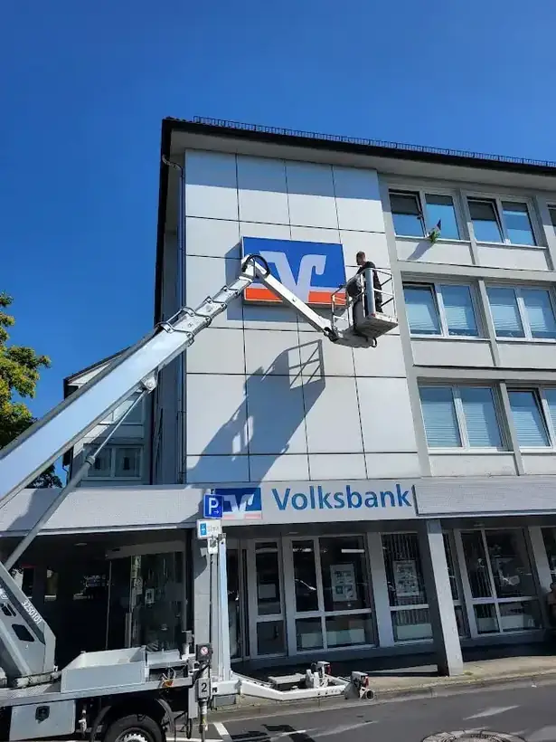 Fassadenlogo Volksbank – Licht- & Außenwerbung von Münch Werbetechnik Siegen