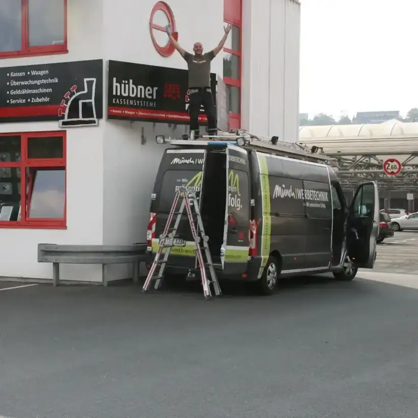 Fassadenschriftzug Hübner Kunststofftechnik – Licht- & Außenwerbung von Münch Werbetechnik Siegen