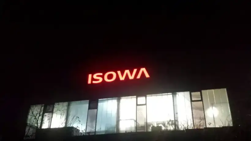 ISOWA Leuchtschrift nachts – Licht- & Außenwerbung von Münch Werbetechnik Siegen