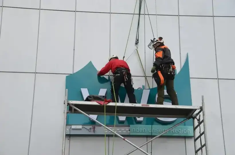 Montage VWS Logo Fassade – Licht- & Außenwerbung von Münch Werbetechnik Siegen