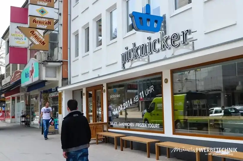 picknicker Ladenfront Straße – Licht- & Außenwerbung von Münch Werbetechnik Siegen