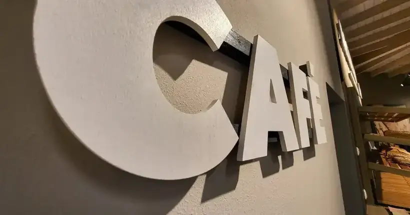 Profilbuchstaben CAFE Wand – Licht- & Außenwerbung von Münch Werbetechnik Siegen