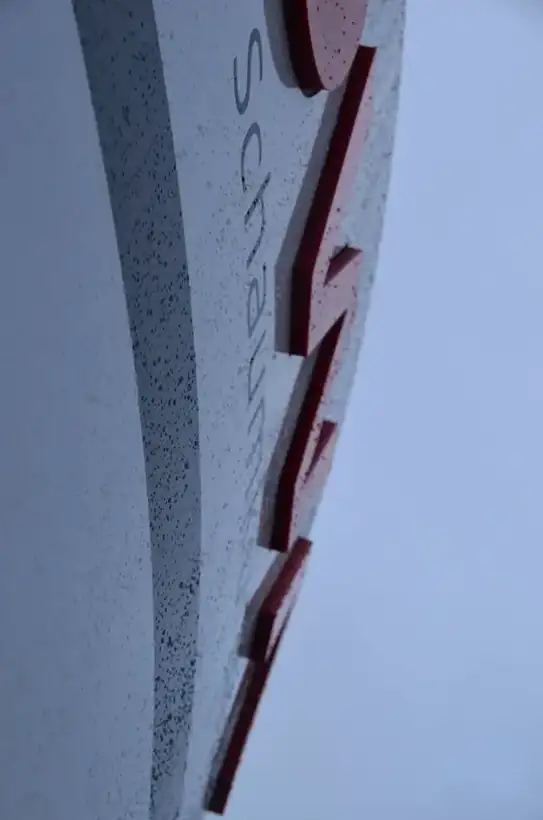 Reliefbuchstaben Fassade Detail – Licht- & Außenwerbung von Münch Werbetechnik Siegen