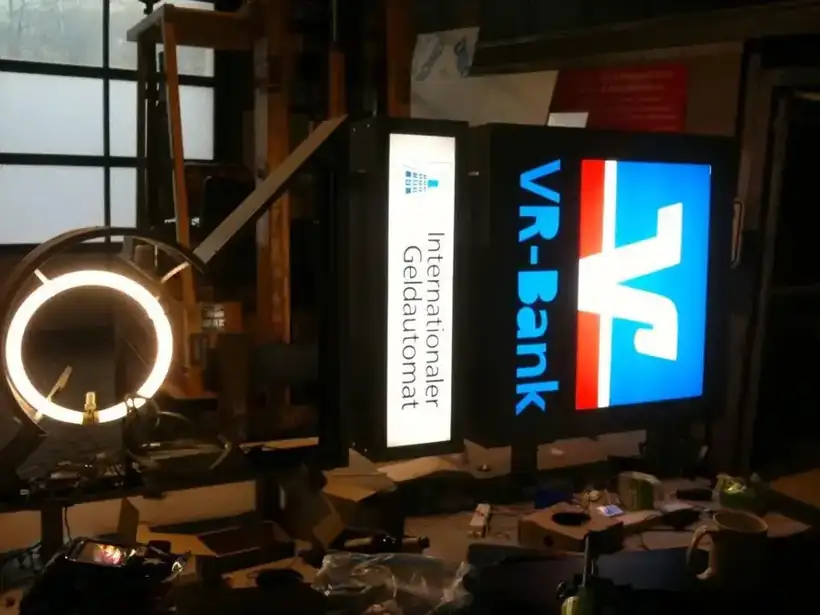 VR-Bank Leuchtwerbung Geldautomat – Licht- & Außenwerbung von Münch Werbetechnik Siegen