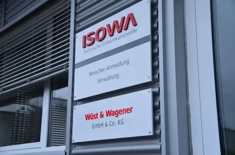 Hinweisschild Wüst und Wagener – Schilder & Leitsysteme von Münch Werbetechnik Siegen