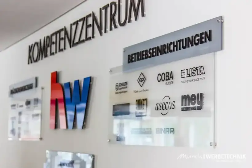 Logoschilder Kompetenzzentrum hw – Schilder & Leitsysteme von Münch Werbetechnik Siegen