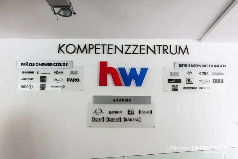 Schildtafel Kompetenzzentrum hw – Schilder & Leitsysteme von Münch Werbetechnik Siegen